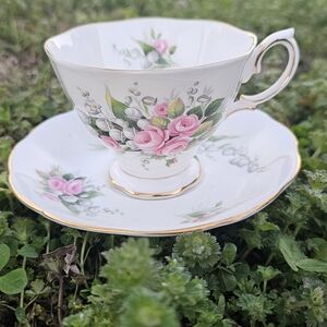 Royal Albert Old Country Roses Teacup - White with Pink Roses and Gold Trim